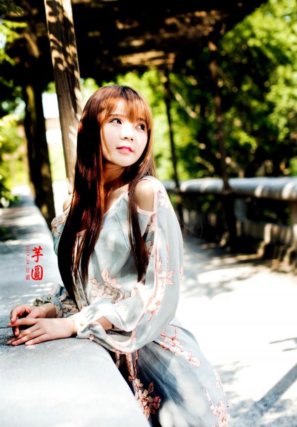    台湾正妹MD芋圆户外街拍美图集，清新气质女神展现多变时尚穿搭，尽显治愈系魅力第13张图片