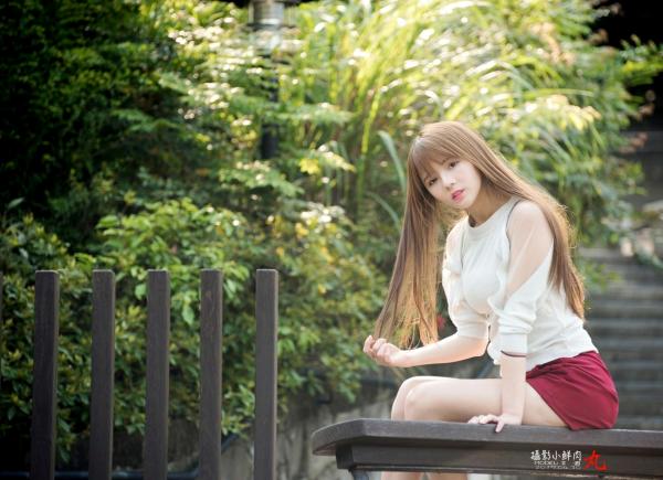    台湾正妹MD芋圆户外街拍美图集，清新气质女神展现多变时尚穿搭，尽显治愈系魅力第21张图片