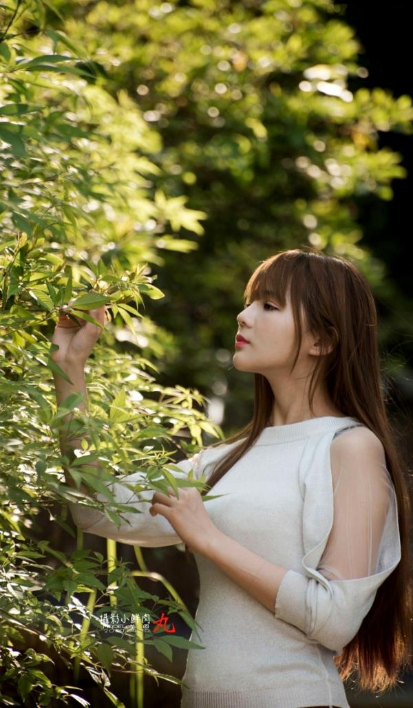    台湾正妹MD芋圆户外街拍美图集，清新气质女神展现多变时尚穿搭，尽显治愈系魅力第23张图片