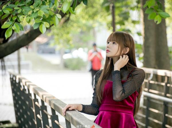    台湾正妹MD芋圆户外街拍美图集，清新气质女神展现多变时尚穿搭，尽显治愈系魅力第25张图片