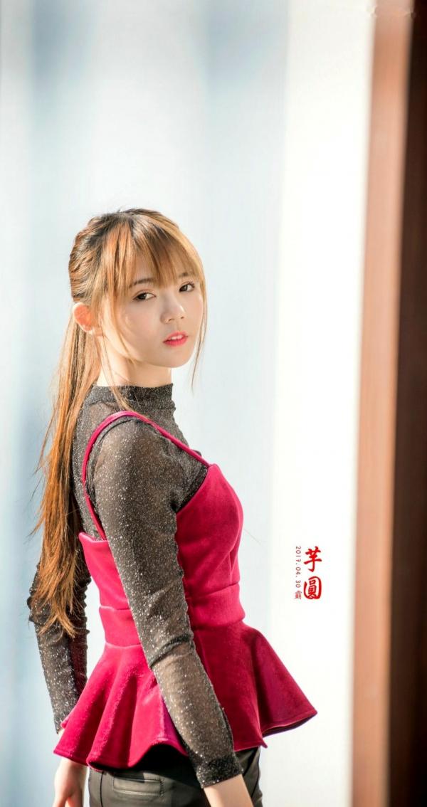    台湾正妹MD芋圆户外街拍美图集，清新气质女神展现多变时尚穿搭，尽显治愈系魅力第28张图片