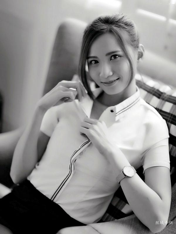    台湾正妹Candice蔡譯心室内家居私房写真，居家运动风展现骨感美腿与玲珑曲线第28张图片