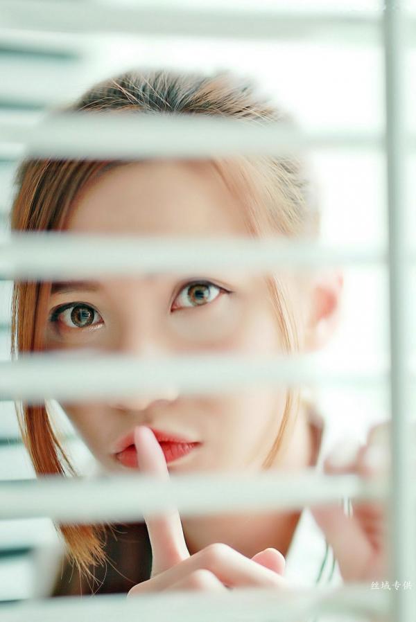    台湾正妹Candice蔡譯心室内家居私房写真，居家运动风展现骨感美腿与玲珑曲线第59张图片