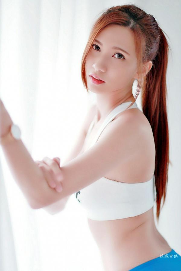    台湾正妹Candice蔡譯心室内家居私房写真，居家运动风展现骨感美腿与玲珑曲线第72张图片