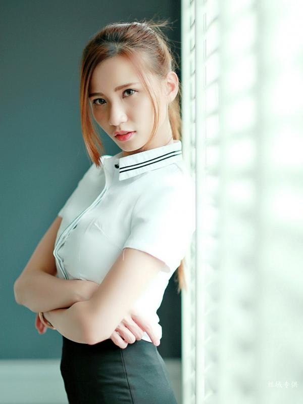    台湾正妹Candice蔡譯心室内家居私房写真，居家运动风展现骨感美腿与玲珑曲线第84张图片