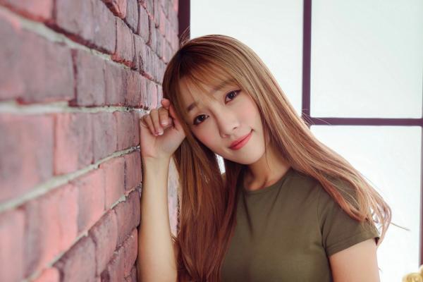    台湾正妹刘萱IRIS职场OL制服诱惑写真：白衬衫包臀短裙黑丝美腿棚拍赏第11张图片