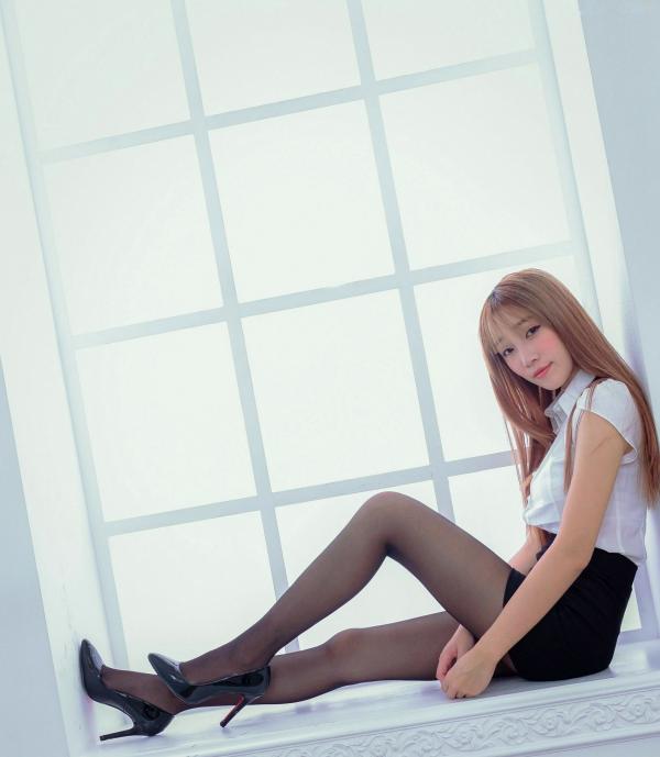    台湾正妹刘萱IRIS职场OL制服诱惑写真：白衬衫包臀短裙黑丝美腿棚拍赏第18张图片