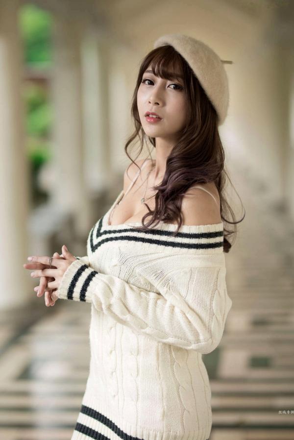    台湾正妹陈奕洁《中正纪念堂》花海户外私房写真，清新甜美气质名媛街拍套图第2张图片