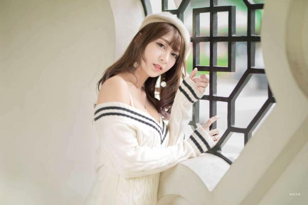    台湾正妹陈奕洁《中正纪念堂》花海户外私房写真，清新甜美气质名媛街拍套图第4张图片