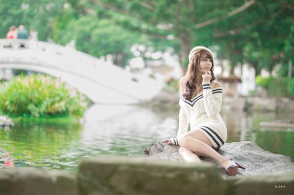    台湾正妹陈奕洁《中正纪念堂》花海户外私房写真，清新甜美气质名媛街拍套图第8张图片
