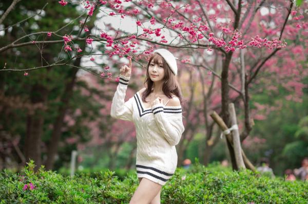    台湾正妹陈奕洁《中正纪念堂》花海户外私房写真，清新甜美气质名媛街拍套图第16张图片