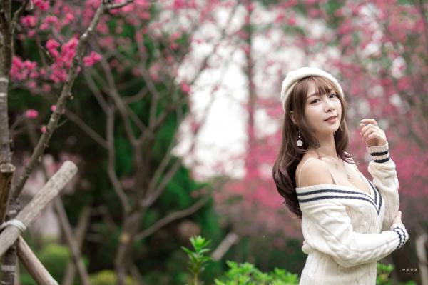    台湾正妹陈奕洁《中正纪念堂》花海户外私房写真，清新甜美气质名媛街拍套图第18张图片