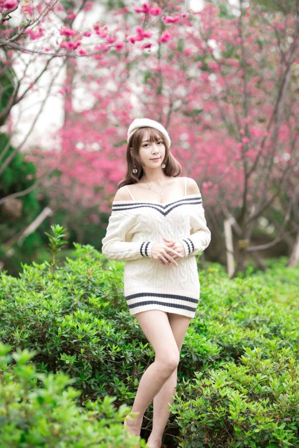    台湾正妹陈奕洁《中正纪念堂》花海户外私房写真，清新甜美气质名媛街拍套图第20张图片