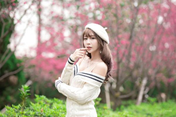    台湾正妹陈奕洁《中正纪念堂》花海户外私房写真，清新甜美气质名媛街拍套图第21张图片