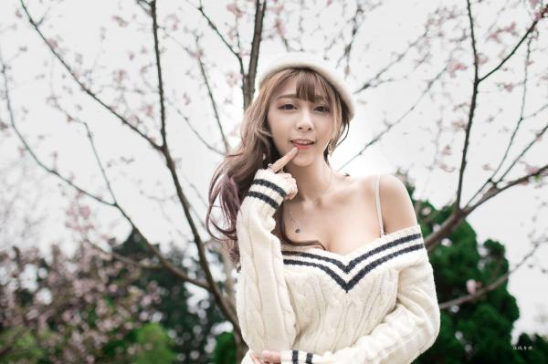    台湾正妹陈奕洁《中正纪念堂》花海户外私房写真，清新甜美气质名媛街拍套图第26张图片
