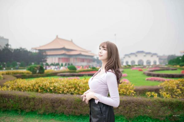    台湾正妹陈奕洁《中正纪念堂》花海户外私房写真，清新甜美气质名媛街拍套图第51张图片