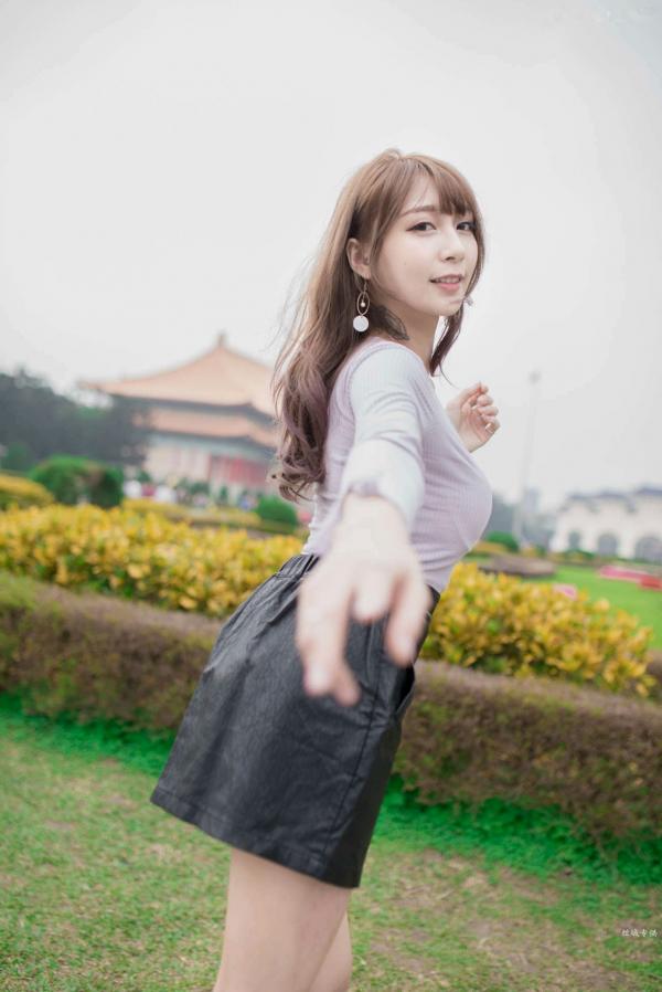    台湾正妹陈奕洁《中正纪念堂》花海户外私房写真，清新甜美气质名媛街拍套图第52张图片