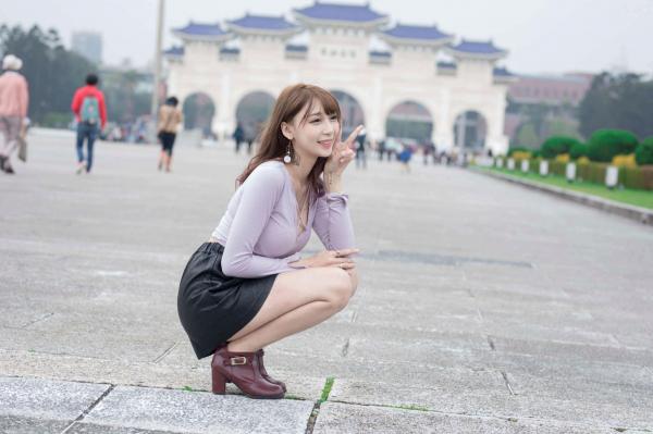    台湾正妹陈奕洁《中正纪念堂》花海户外私房写真，清新甜美气质名媛街拍套图第56张图片