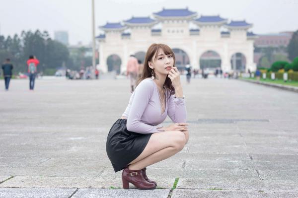    台湾正妹陈奕洁《中正纪念堂》花海户外私房写真，清新甜美气质名媛街拍套图第57张图片