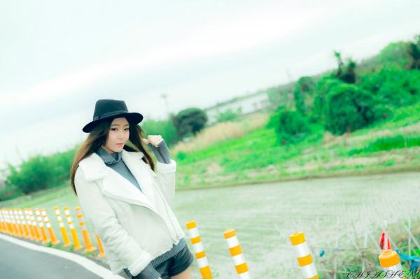    台湾正妹Winnie小雪：清新户外街拍写真，持吉他展现修长美腿，打造文艺自然范儿[52P]第8张图片