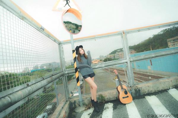    台湾正妹Winnie小雪：清新户外街拍写真，持吉他展现修长美腿，打造文艺自然范儿[52P]第12张图片