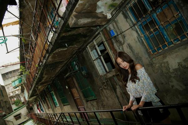    台湾正妹Emma江雨恩街拍写真，《西藏路+南機場公寓》城市氛围感清新女神生活私房照第28张图片