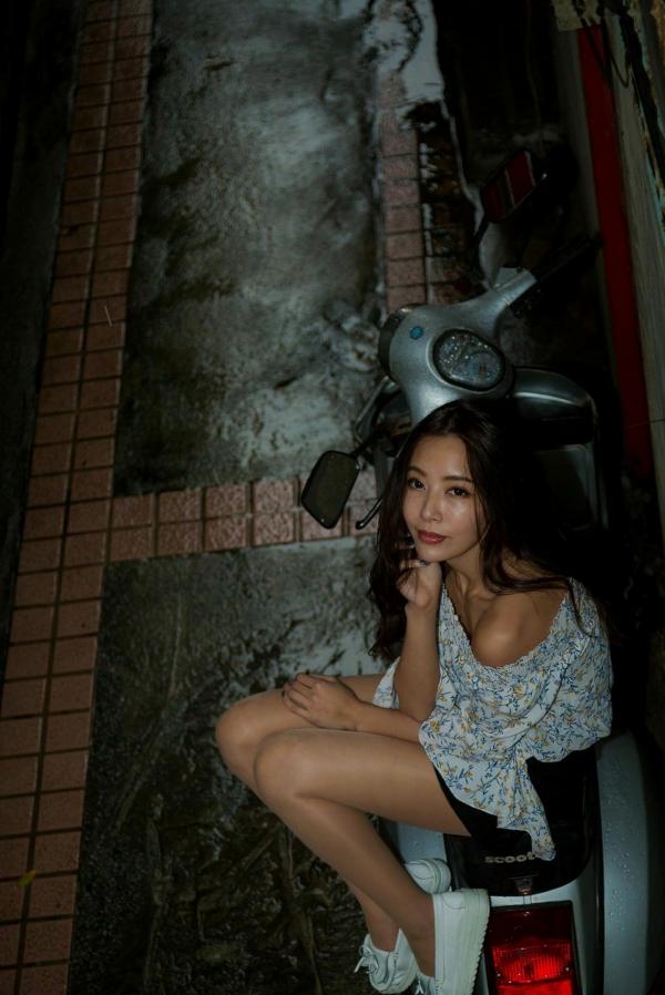    台湾正妹Emma江雨恩街拍写真，《西藏路+南機場公寓》城市氛围感清新女神生活私房照第32张图片