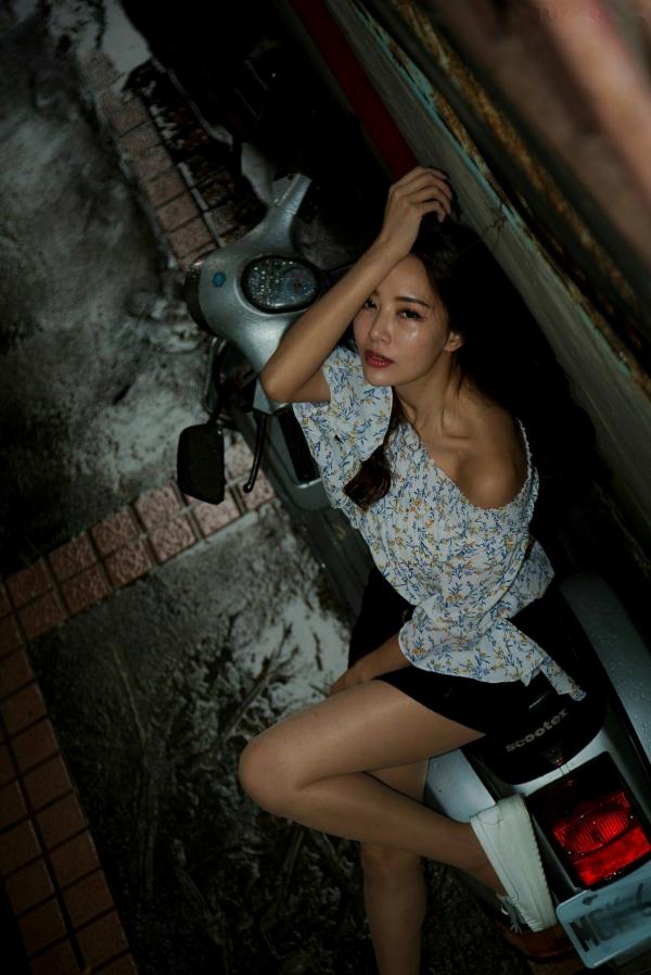    台湾正妹Emma江雨恩街拍写真，《西藏路+南機場公寓》城市氛围感清新女神生活私房照第33张图片