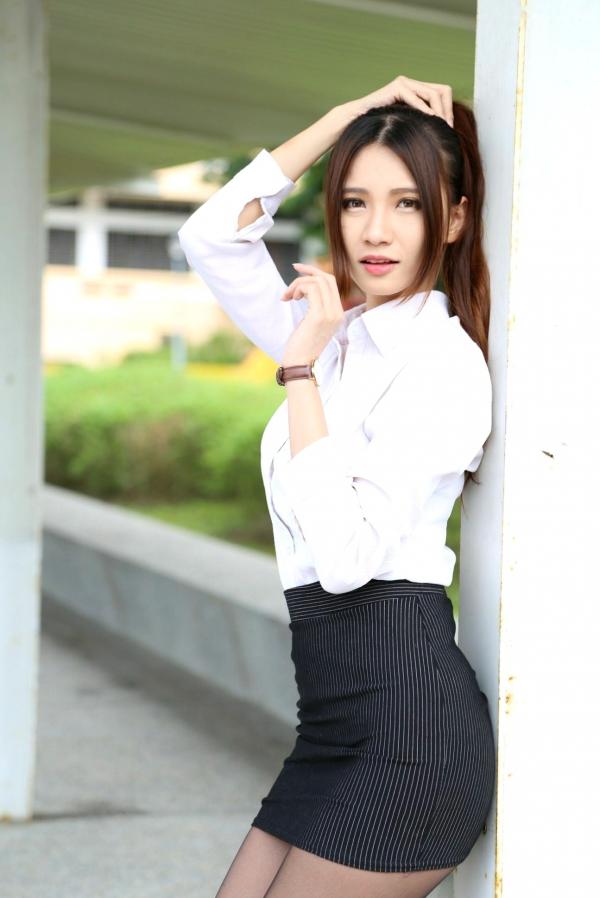   台湾正妹蔡译心Candice街拍黑丝OL制服写真，职场风包臀裙秀长腿女神诱惑第59张图片