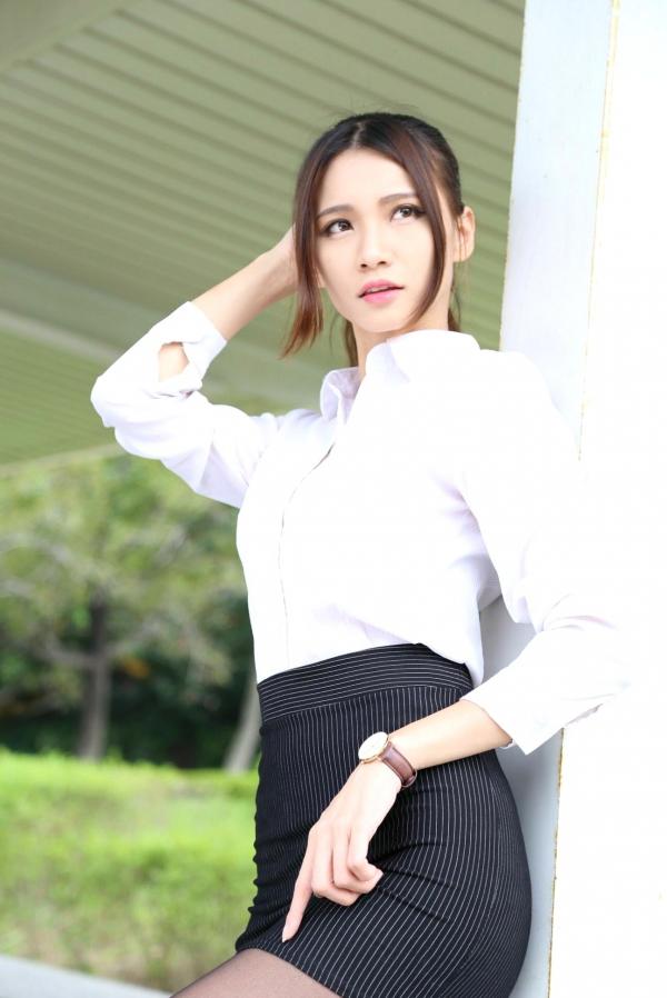    台湾正妹蔡译心Candice街拍黑丝OL制服写真，职场风包臀裙秀长腿女神诱惑第62张图片