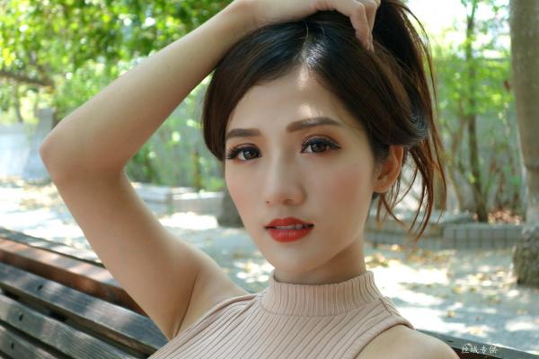    台湾气质正妹高雄美术馆户外街拍写真，紧身裸色侧绑带连体裙秀修长美腿，尽显冷艳御姐风情[98P]第21张图片