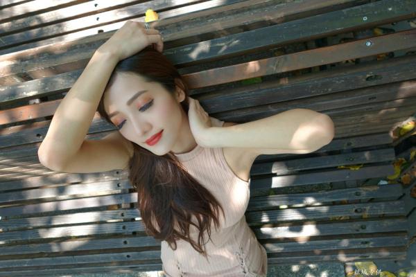    台湾气质正妹高雄美术馆户外街拍写真，紧身裸色侧绑带连体裙秀修长美腿，尽显冷艳御姐风情[98P]第22张图片