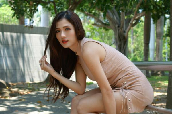    台湾气质正妹高雄美术馆户外街拍写真，紧身裸色侧绑带连体裙秀修长美腿，尽显冷艳御姐风情[98P]第35张图片