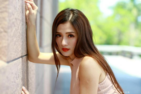    台湾气质正妹高雄美术馆户外街拍写真，紧身裸色侧绑带连体裙秀修长美腿，尽显冷艳御姐风情[98P]第48张图片