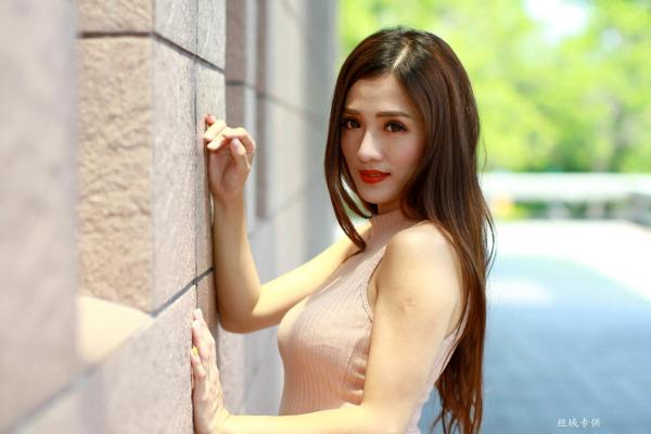    台湾气质正妹高雄美术馆户外街拍写真，紧身裸色侧绑带连体裙秀修长美腿，尽显冷艳御姐风情[98P]第49张图片