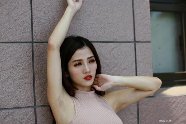    台湾气质正妹高雄美术馆户外街拍写真，紧身裸色侧绑带连体裙秀修长美腿，尽显冷艳御姐风情[98P]第51张图片