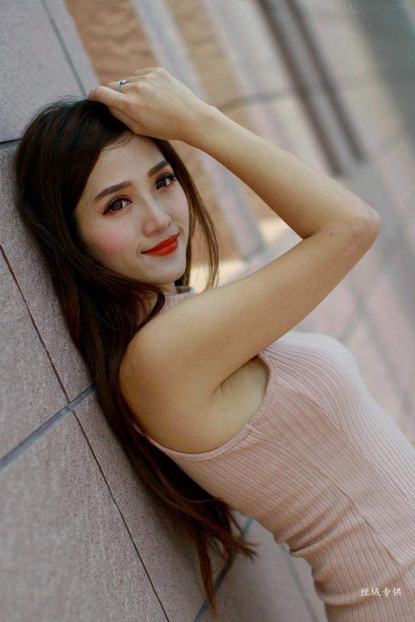    台湾气质正妹高雄美术馆户外街拍写真，紧身裸色侧绑带连体裙秀修长美腿，尽显冷艳御姐风情[98P]第52张图片