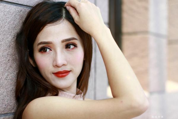   台湾气质正妹高雄美术馆户外街拍写真，紧身裸色侧绑带连体裙秀修长美腿，尽显冷艳御姐风情[98P]第53张图片