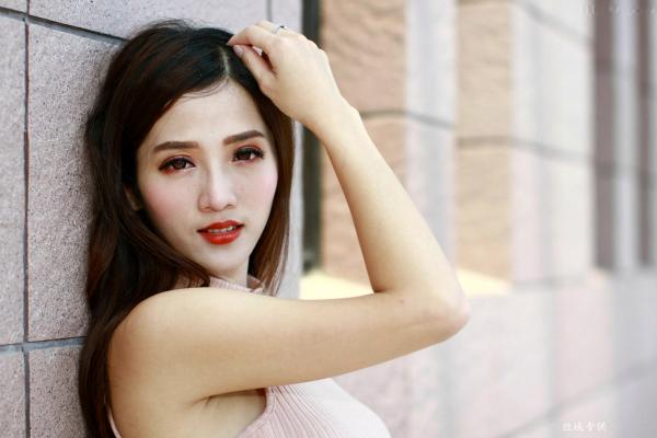    台湾气质正妹高雄美术馆户外街拍写真，紧身裸色侧绑带连体裙秀修长美腿，尽显冷艳御姐风情[98P]第54张图片