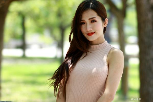    台湾气质正妹高雄美术馆户外街拍写真，紧身裸色侧绑带连体裙秀修长美腿，尽显冷艳御姐风情[98P]第57张图片