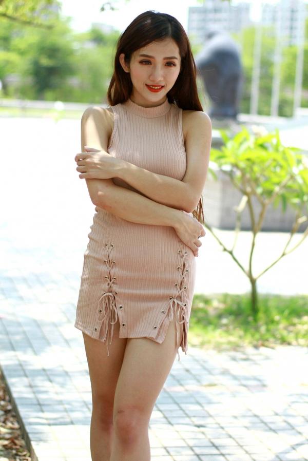    台湾气质正妹高雄美术馆户外街拍写真，紧身裸色侧绑带连体裙秀修长美腿，尽显冷艳御姐风情[98P]第61张图片