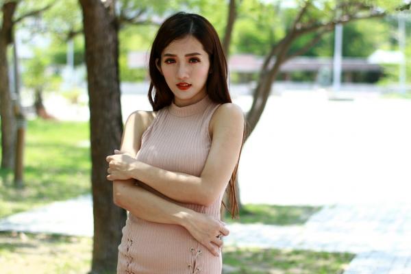    台湾气质正妹高雄美术馆户外街拍写真，紧身裸色侧绑带连体裙秀修长美腿，尽显冷艳御姐风情[98P]第62张图片