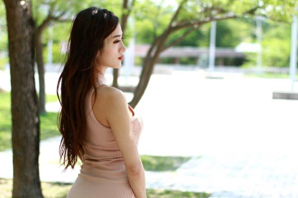    台湾气质正妹高雄美术馆户外街拍写真，紧身裸色侧绑带连体裙秀修长美腿，尽显冷艳御姐风情[98P]第63张图片