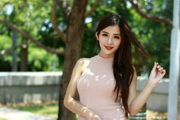    台湾气质正妹高雄美术馆户外街拍写真，紧身裸色侧绑带连体裙秀修长美腿，尽显冷艳御姐风情[98P]第66张图片