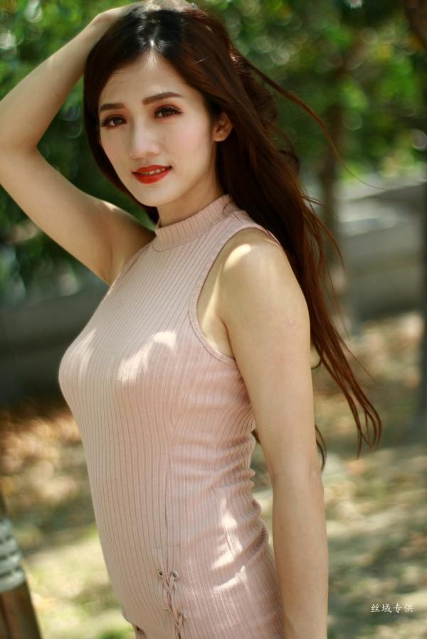    台湾气质正妹高雄美术馆户外街拍写真，紧身裸色侧绑带连体裙秀修长美腿，尽显冷艳御姐风情[98P]第68张图片