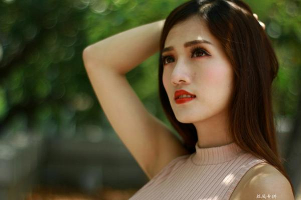    台湾气质正妹高雄美术馆户外街拍写真，紧身裸色侧绑带连体裙秀修长美腿，尽显冷艳御姐风情[98P]第69张图片