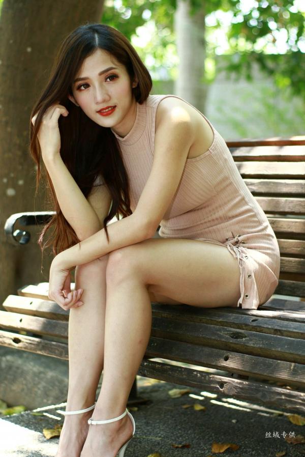    台湾气质正妹高雄美术馆户外街拍写真，紧身裸色侧绑带连体裙秀修长美腿，尽显冷艳御姐风情[98P]第71张图片