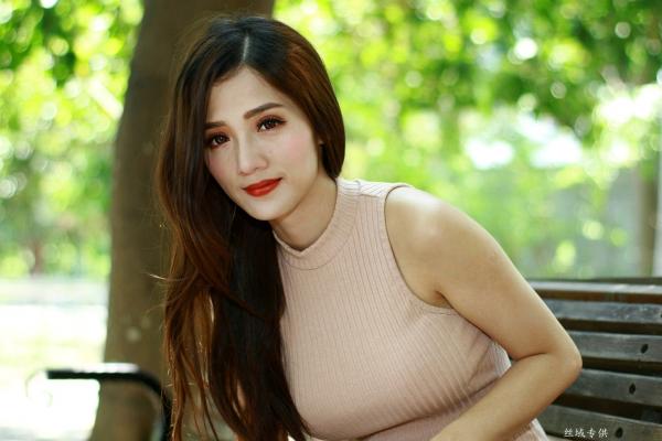    台湾气质正妹高雄美术馆户外街拍写真，紧身裸色侧绑带连体裙秀修长美腿，尽显冷艳御姐风情[98P]第72张图片