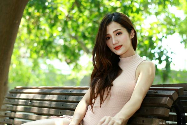    台湾气质正妹高雄美术馆户外街拍写真，紧身裸色侧绑带连体裙秀修长美腿，尽显冷艳御姐风情[98P]第73张图片