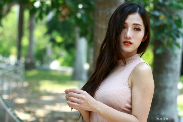    台湾气质正妹高雄美术馆户外街拍写真，紧身裸色侧绑带连体裙秀修长美腿，尽显冷艳御姐风情[98P]第78张图片